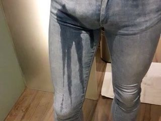 Pișare. spermă în pantaloni sexy de femeie slabă și strâmtă