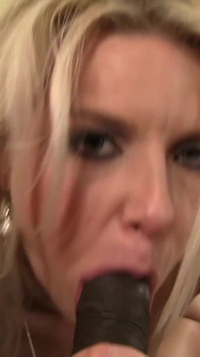 Anikka albrite dientot habis-habisan sama kontol besar pria kulit hitam sebelum telan spermanya