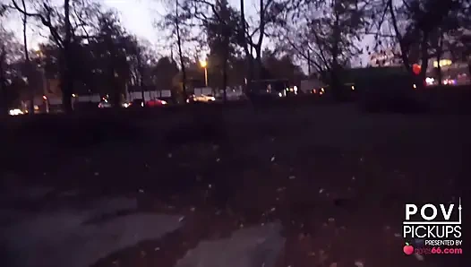 Cewek jerman rambut pirang lagi asik nyetir mobil sambil bugil + ngentot di tempat umum