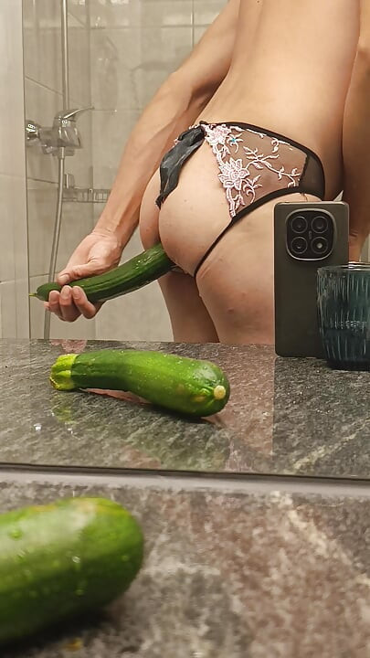 Märkä hauskanpito luonnollisilla dildoilla