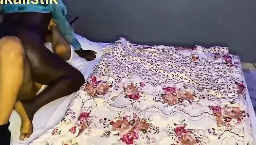 Cewek itu capek banget sama kontol pacarnya, jadi aku bantuin dia