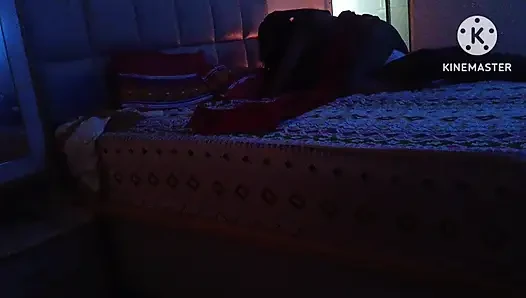 Новобрачные бхабхи с другим мужчиной в спальне