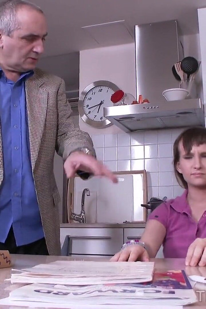 معلم عجوز يعاقب تلميذه الكسول بزبه القديم المجعد