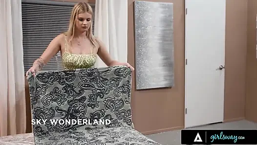GIRLSWAY - горячая крошка Isabella Jules случайно активирует соседку по комнате Sky Wonderland удаленный вибратор