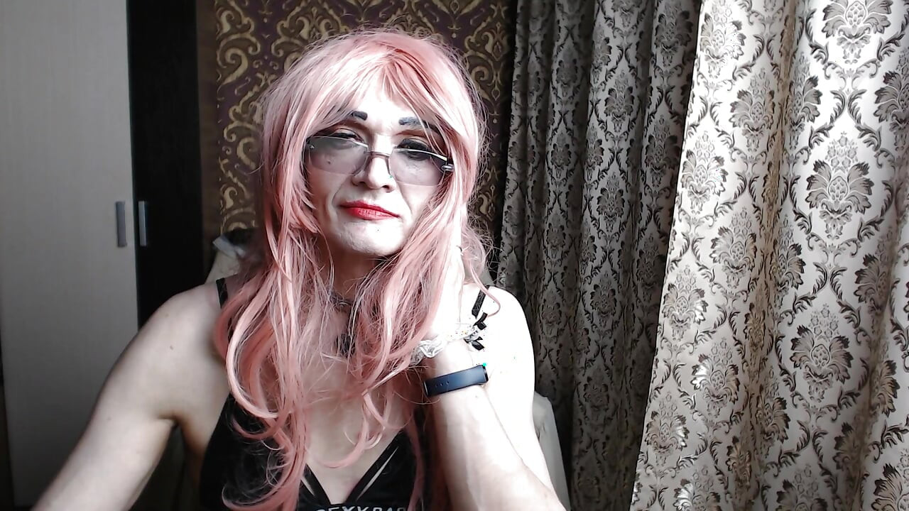 Трансвестит, шлюховатая девушка в платье горничной, записывает себя на вебкамеру