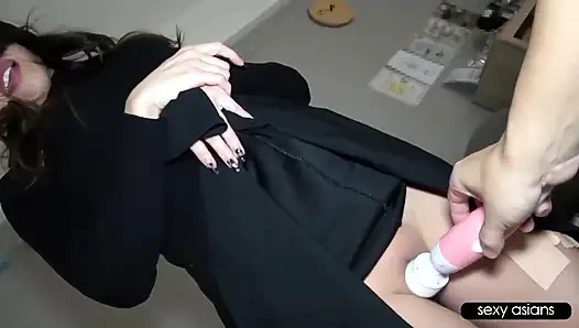 Schöne schöne verheiratete frau beginnt mit blowjob, unerwartete wendung führt zu intensiver creampie-begegnung