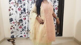 La sposa indiana arrapata si prepara per il suo suhagrat - telecamera nascosta nella stanza