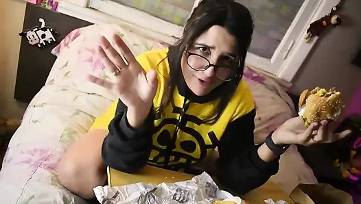 Coli sambil jilat memekku sambil makan burger - bunny looner