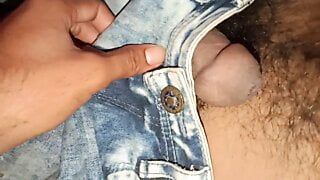 Menina negra com peitos pequenos dá vulva para amigo para penetração