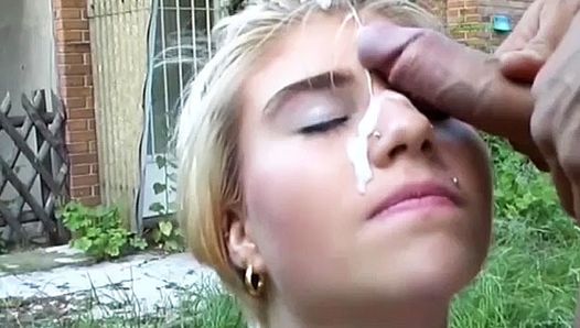 Giovane studentessa tedesca rimorchiata per un enorme facciale