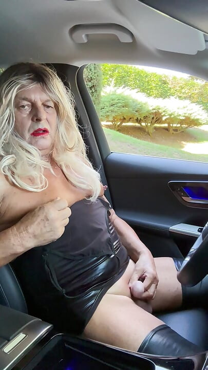 Shemale kassy54 im Auto