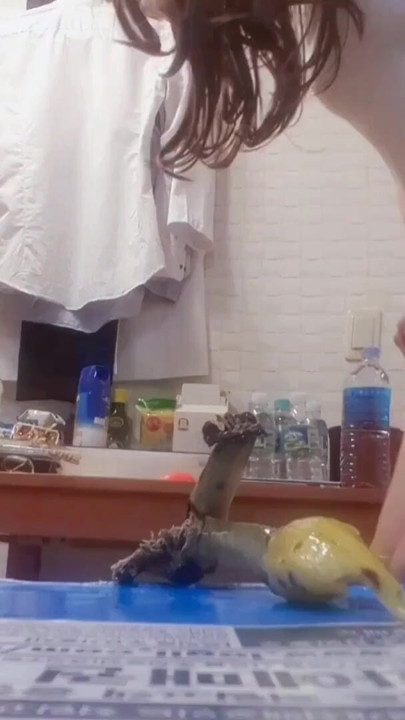 "Harin'in yemek pişirme sınıfından epik an! Sürtük deliğime yumurta ve muz sok ve iyice karıştırmak için yürüyüşe çık."