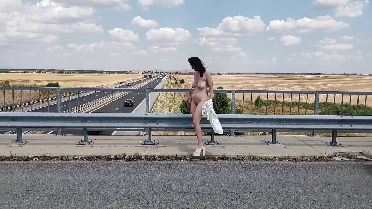 고속도로에서 벌거벗은 보지를 보여주기 위해 벌을 받는 노예 Tih