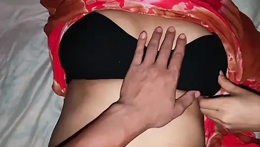 Orta yaşlı seksi kadın kocasını otel odasında genç bir erkek arkadaşıyla aldatıyor