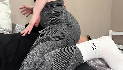 Dominatrix üvey kız kardeş agresif kuru sikişiyor ve yüze oturma