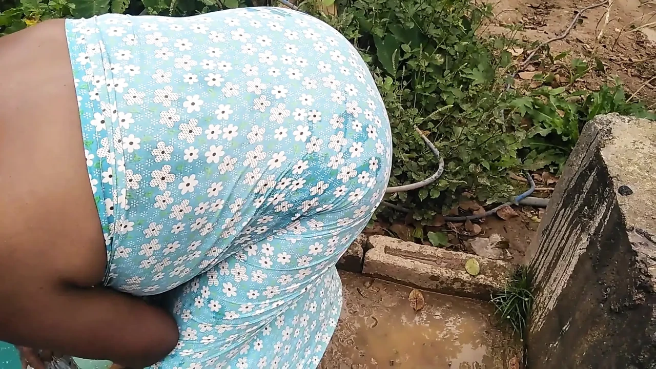 Desi Indian MILF Show Her Amazing Big Boobs and Pussy While She Bathing