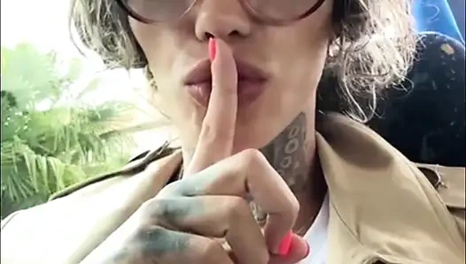 Sungguh cumshot, lol Sabrina memberikan cumshot yang bagus di dalam bus, sementara yang terbebankan juga menyentuh di depannya.