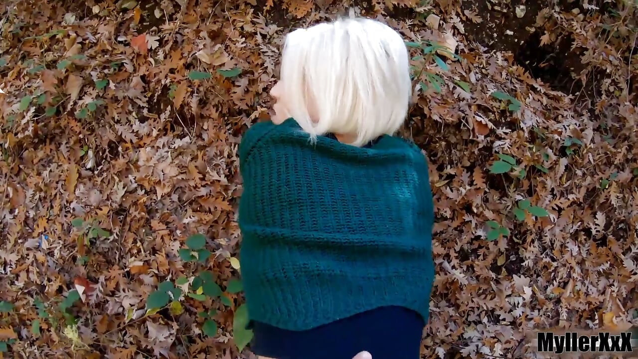 Ormanlık alanda bir milf bir yabancıyı ayarttı ve götüne yarak soktu.