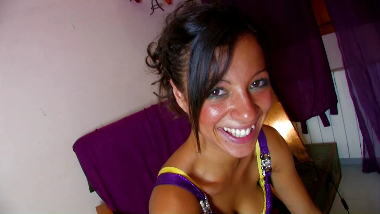 Prelepa francuska milfa katina završava svoj porno debi ogromnim svršavanjem po faci