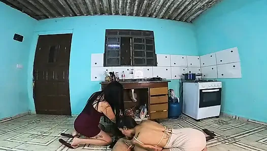 Komşu boruyu tamir etmeye gider ve arkadaşlarının tek başına görünce şaşırır