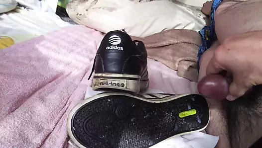 Adidas ayakkabıya boşalma