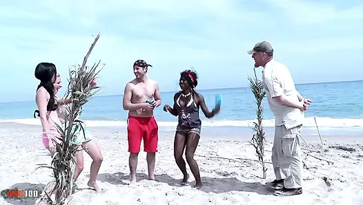 Max Casanova: Comfort Challenge am Strand und Sex im Wald mit Nicky Wayne und Max