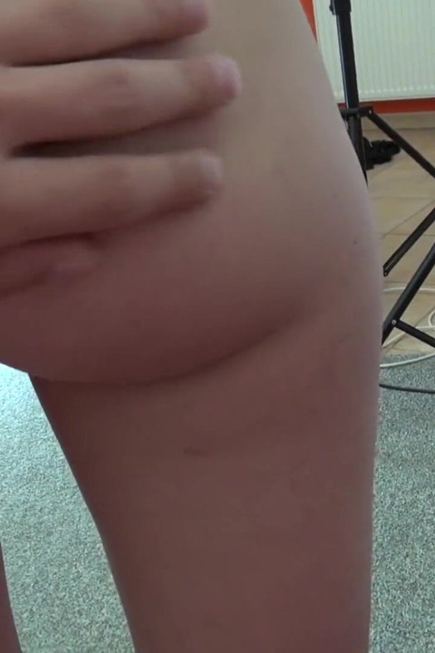 Uma loira tímida fode por uma enorme gozada