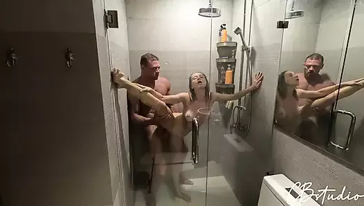 La compañera de cuarto quería tomar una ducha, pero la ducha estaba ocupada y se ofreció a lavar juntos