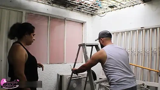 Elektrikçiye ulaşıyorum, faturalarını ödemek için bana sert seks yapıyor - Porno