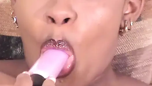 Oyuncaklarla oynamayı ve yarak emmeyi seviyor