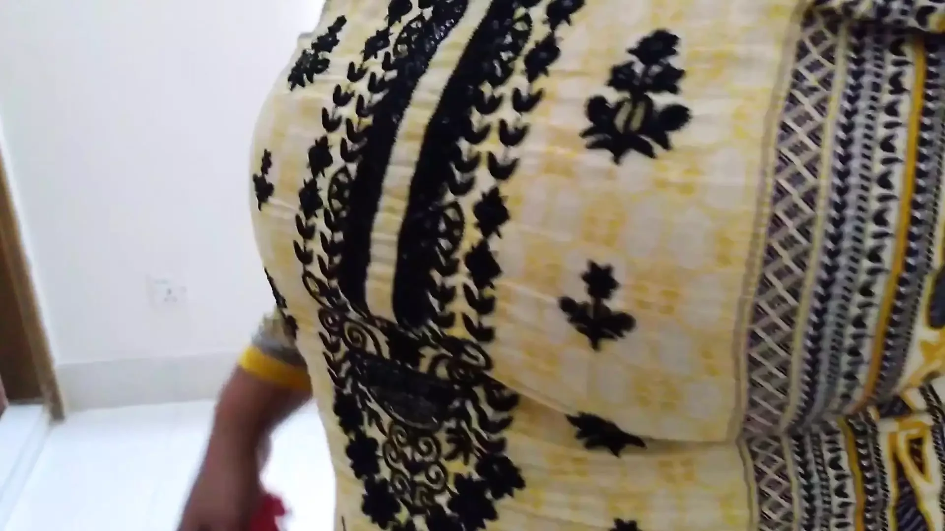 Phis bs arbi muslim naukrani ko chodta hai jab vah phis ka kamra saph karti thi!