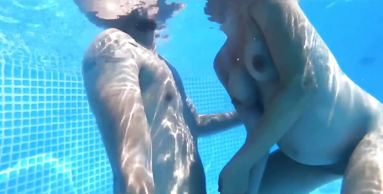Une jeune MILF enceinte se fait baiser dans la piscine ! Show pour les voisins