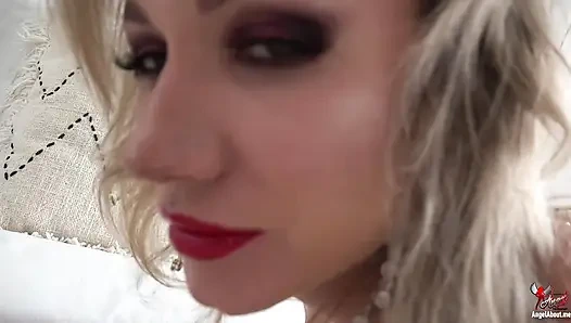 Фетишное соблазнения колготками превращается в удовольствие в видео от первого лица