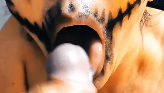 Tetangga seksi yang kerasukan melakukan blowjob terbaik dengan air mani di mulutnya dan menelan semuanya. ASMR meringis keenakan dan telan sperma