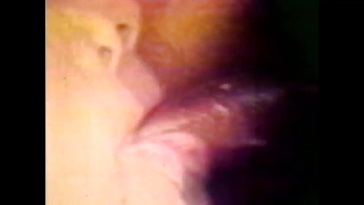 Amerikai vintage pornó videó egy nagy fekete fasszal, aki fehér puncit dug