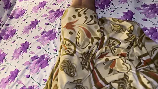 PAKISTANI SALMA KO JIJA NE APNE ROOM PEL DIA FULL STORY KE SATH HINDI SEX