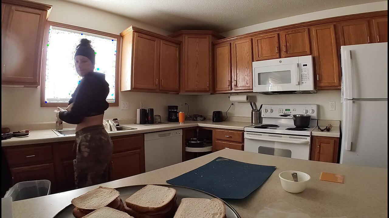 家庭主妇吃午饭然后被干到高潮