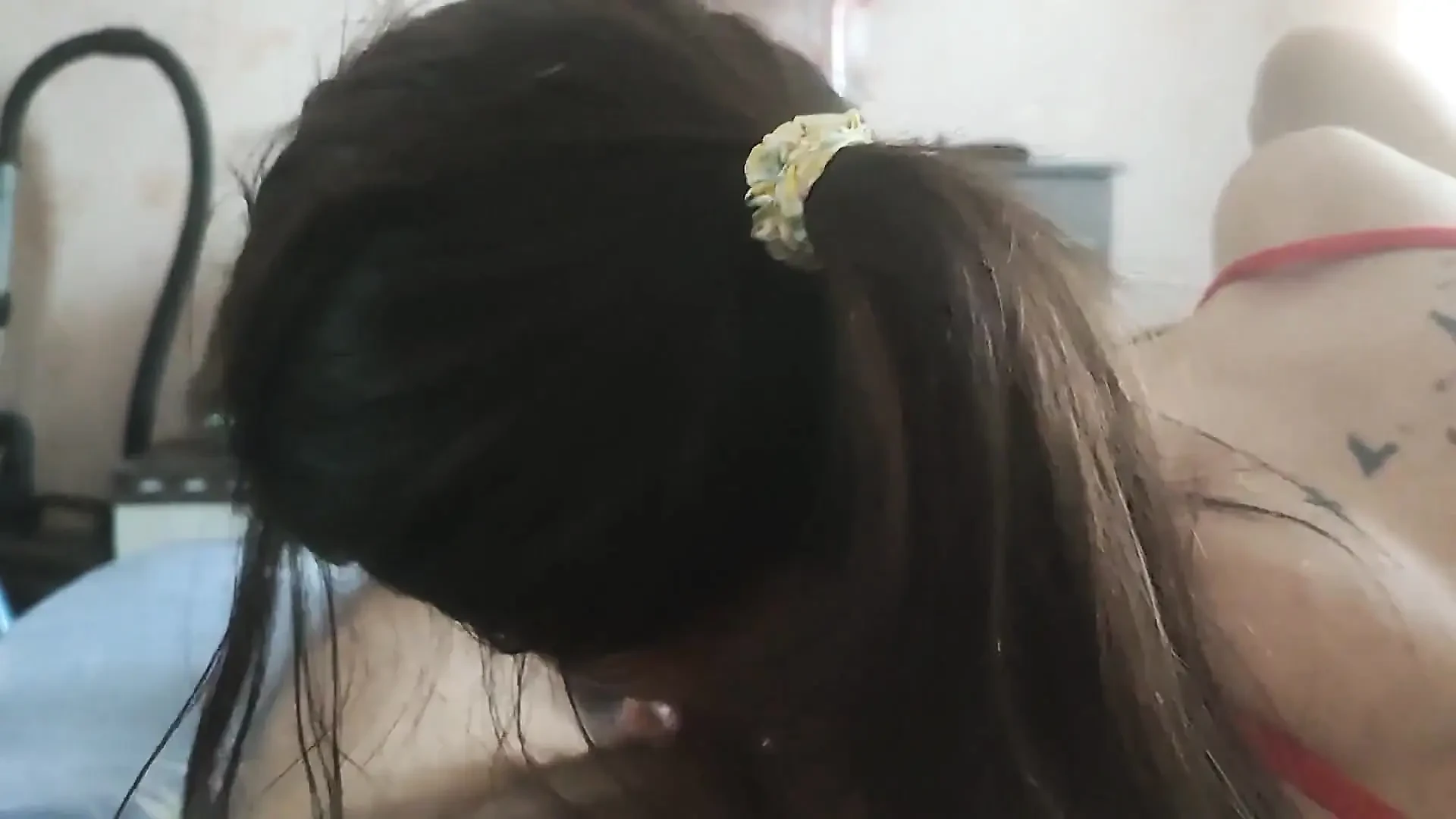 אחות חורגת צעירה רוצה למצוץ זין מהר ולדלג על שיעורים