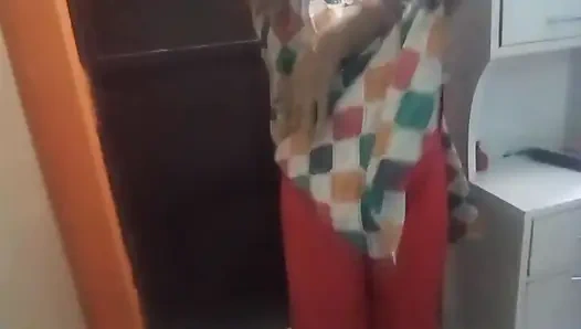 Красивая бхабхи носит красивую сари.