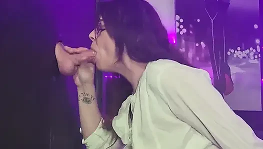 Gloryhole jade lutscht damon