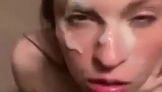 Nena caliente toma una gran carga en su cara bonita