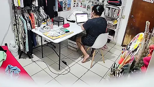 Adik tiriku yang gemuk lagi ngelakuin pekerjaan rumahnya