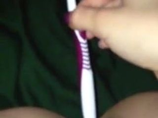 Desi fille baise la chatte avec une brosse à dents