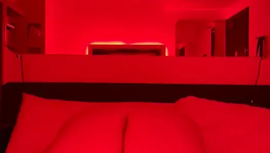 Tante semok kulit putih lagi asik ngentot dildo