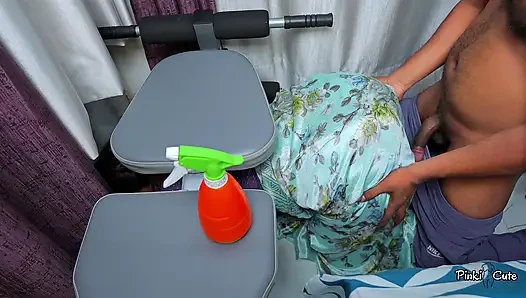 Kaam wali masaya sıkıştı, sahibi büyük götünü arkadan sikiyor.