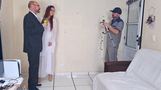 新婚新娘在拍照，而她的丈夫在外面等待