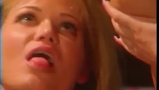 Blonde nymphen geben tolle show für armee-typen