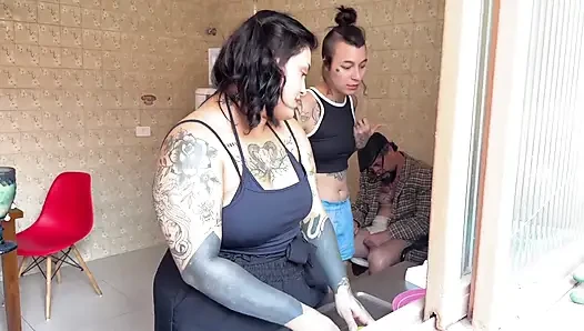 Chubby Rief Ihre Freunde Für Einen Nachmittag Mit Drinks Und Sex an, Und Ihr Invalider Ehemann Sah Alles an, Ohne Zu Reagieren