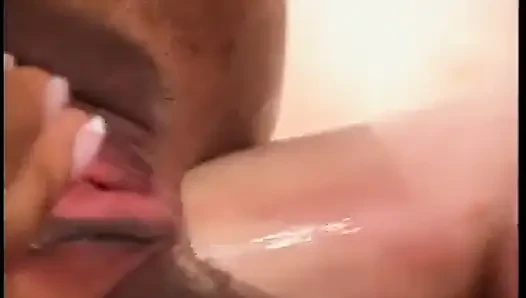 Cewek kulit hitam mendapat anal di tepi kolam renang