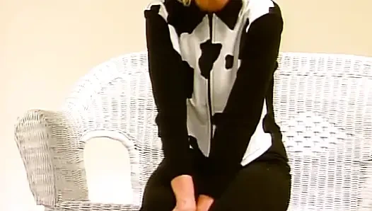 Крошка-блондинка показывает свое идеальное тело перед камерой в любительском видео